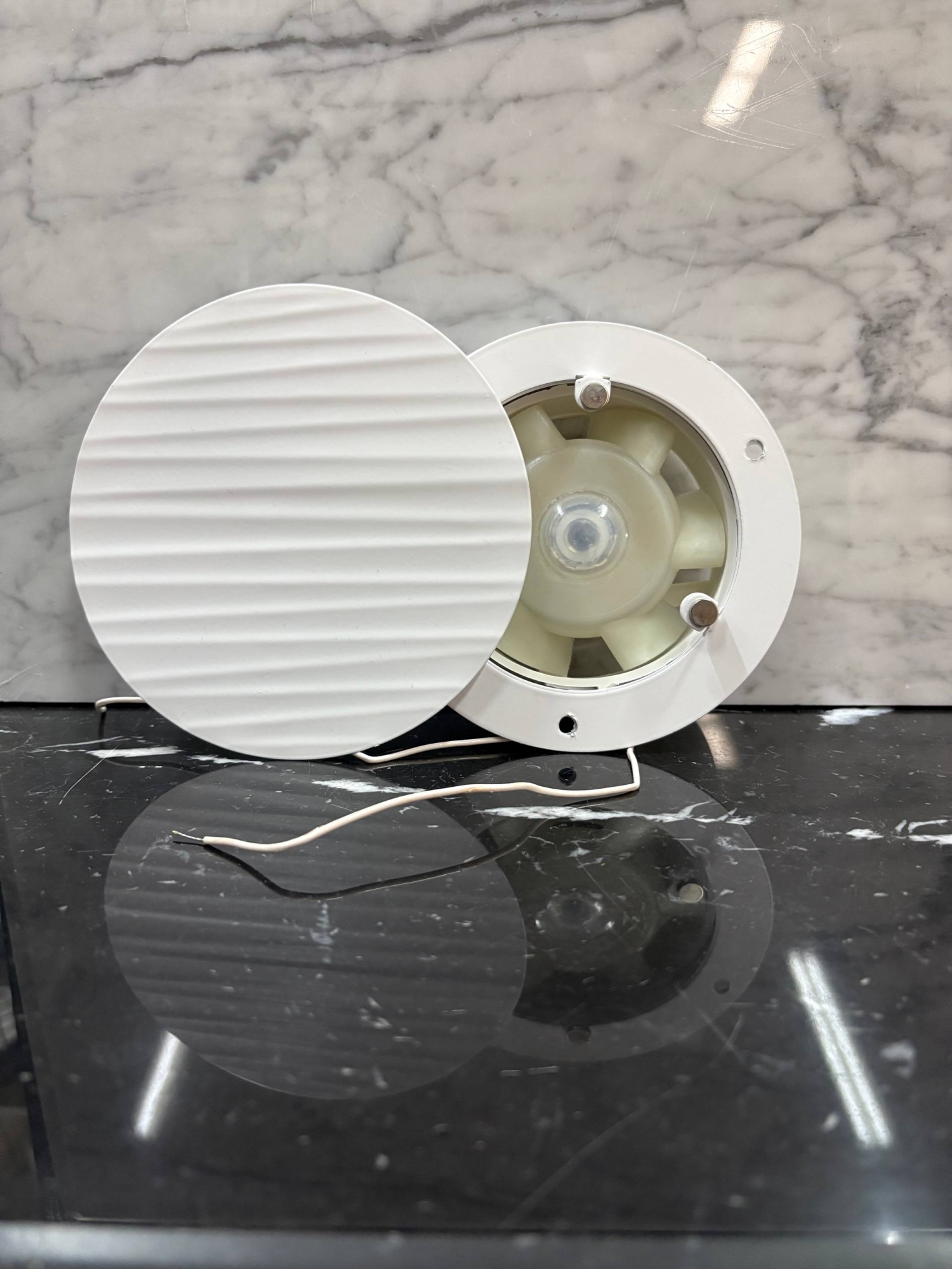 Диффузор на магнитах с вентилятором ТД100 белый орнамент волны 100 мм